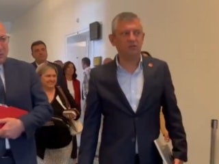 Özgür Özel'den gazetecilere şaka: Yeni partinin adını belirledik