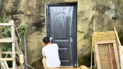 15 ay boyunca dev bir kayayı oydu, kendi evini inşa etti
