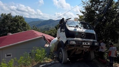 Zonguldak'ta rampayı çıkamayan beton mikseri kontrolden çıktı