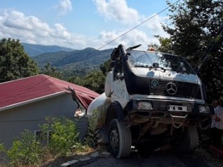 Zonguldak'ta rampayı çıkamayan beton mikseri kontrolden çıktı