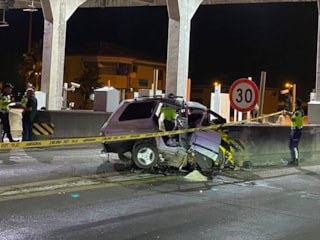 Adana'da beton bariyere çarpan otomobilin sürücüsü öldü