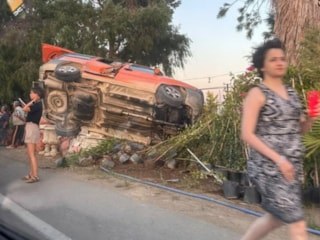 Muğla'da devrilen otomobil iş yerlerine metreler kala durdu