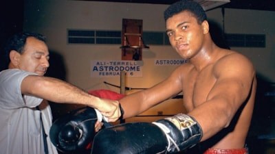 Bir tek onun adı duvarda yazıyor: Muhammed Ali!