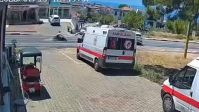 İzmir'de otomobil ile çarpışan motosikletin sürücüsü öldü: Kaza kamerada