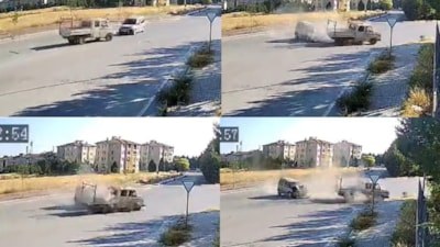 Eskişehir'de kafa kafaya çarpışma kamerada: 1'i ağır 3 yaralı