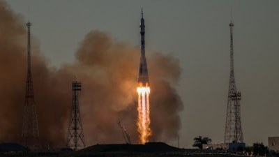 Soyuz uzay aracı ISS'e iki Rus kozmonotu taşıyor