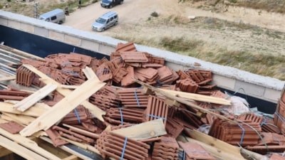 Bursa'da kiremitlerin altında kalan 2 işçi yaralandı
