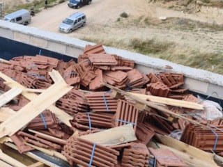 Bursa'da kiremitlerin altında kalan 2 işçi yaralandı