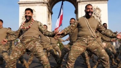 Fransa askerleri, Zafer Takı önünde Haka dansı yaptı