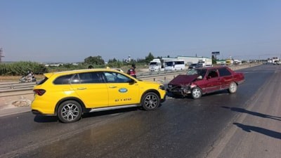 Antalya'da alkollü sürücü önce bariyerlere, ardından seyir halindeki taksiye çarptı