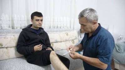 Isparta'da otizmli oğluyla doğa gezisi sırasında sahipli köpeklerin saldırısına uğradı