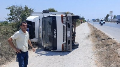 Antalya'da devrilen kamyondan yara almadan kurtuldu