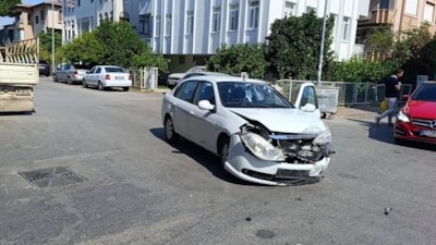 Antalya'da kavşakta kaza: Vatandaşlar 'Her gün aynı tehlike yaşanıyor' diyerek önlem istedi