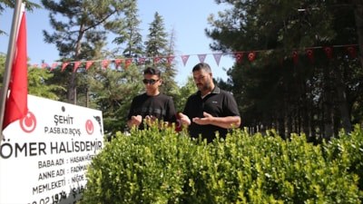 15 Temmuz kahramanı şehit Ömer Halisdemir'in kabrinde yoğunluk yaşanıyor