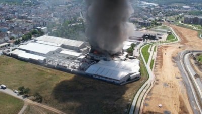 İstanbul'da sünger fabrikasında çıkan yangın söndürüldü