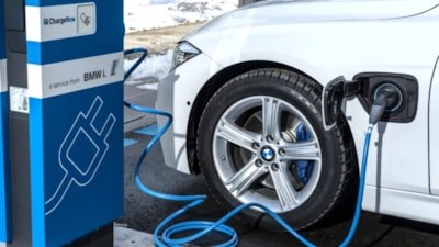 BMW'den yangın riski uyarısı: Evlerin yanına park etmeyin