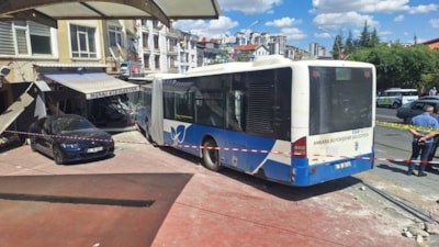 Ankara'da belediye otobüsü oto aksesuar dükkanına girdi