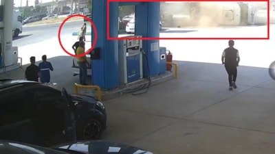 Mardin'de çelik yüklü TIR devrildi! Kadın çocuğunu alıp saniyeler içinde kaçtı