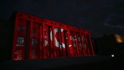 TBMM binasına 15 Temmuz şehitleri, Türk Bayrağı ile yansıtıldı