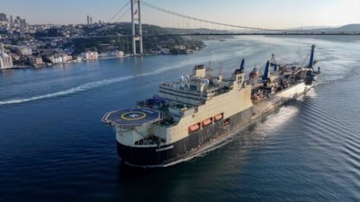 Doğal gaz boru hattı döşeme gemisi İstanbul Boğazı'ndan geçti