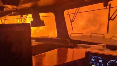 Kanada'da orman yangını: Yük treni alevlerin içinden ilerledi
