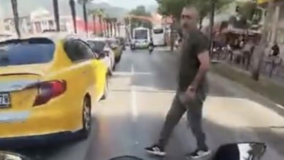 Bursa'da yaya geçidinde yavaşlamayan motosikletli, yayaya çarptı