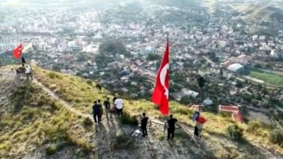 Erzurum'da 1600 rakımlı Stare Dağı’na tırmanıp yıpranan Türk bayrağını yenisiyle değiştirdiler