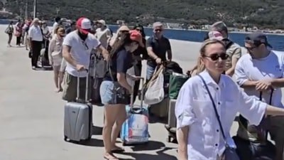 Yunan adasında pasaport kuyruğu: Sıcak havada saatlerce bekliyorlar