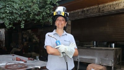 İnsan kaynakları yöneticisi olduğu tersanede kaynakçı ustası olarak çalışmaya başladı