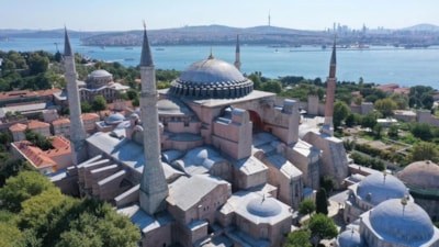 Ayasofya-i Kebir Camii'nde yüksek sesle İncil okuyan 2 kişi hakkında işlem yapıldı