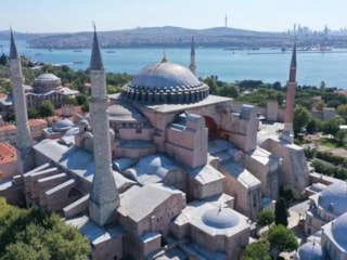 Ayasofya-i Kebir Camii'nde yüksek sesle İncil okuyan 2 kişi hakkında işlem yapıldı