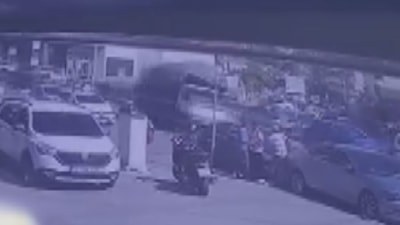 İstanbul'da malzeme yüklü tırın yola devrildiği anlar kamerada