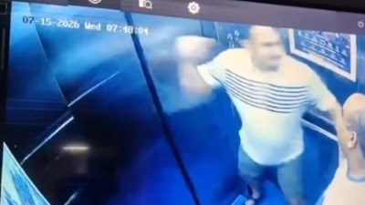 Hindistan'da eski yöneticiler, asansörde birbirine girdi