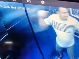 Hindistan'da eski yöneticiler, asansörde birbirine girdi