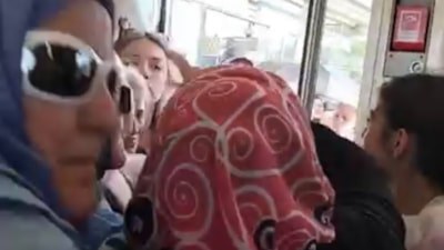 İstanbul'da tramvayda "Çocuklar oturmasın" kavgası