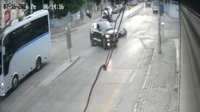 İzmir'de otomobilin motosiklete çarpıp kaçtığı kaza kamerada