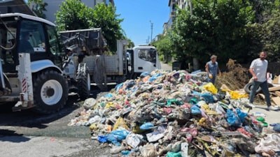 Zonguldak'ta çöp kamyonunda çıkan yangın, büyümeden söndürüldü