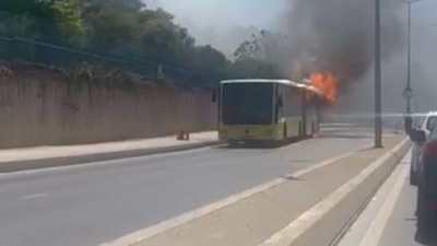 İstanbul'da İETT otobüsünün motorunda çıkan yangın paniğe neden oldu