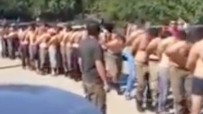 16 Temmuz sabahı polislerin, teslim olan darbecilere muamelesi yeniden gündemde