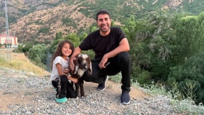 Hakkari'de annesi ölünce sahiplendiği kuzuyu, biberonla besliyor