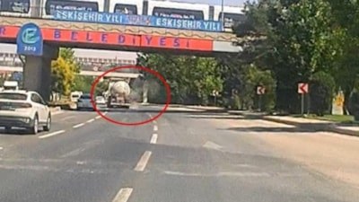 Eskişehir'de seyir halindeki tankerin lastiği bomba gibi patladı