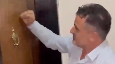 CHP Nazilli İlçe Başkanlığı'na atanan Naim Atmaca, binaya alınmayınca kapıyı yumrukladı