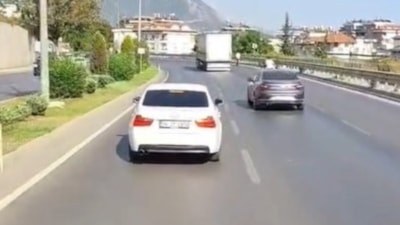 Antalya'da itfaiye aracına yol vermeyen otomobil sürücüsü kamerasına yansıdı