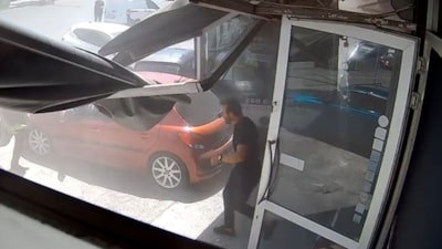 Ankara'da kontrolden çıkan otobüs iş yerine çarptı