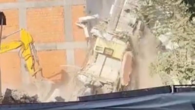 İstanbul Küçükçekmece'de yıkımı süren bina bitişikteki apartmana yaslandı