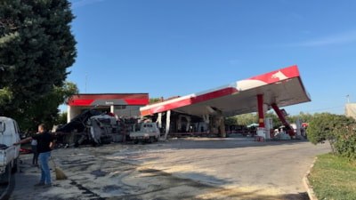 Bursa'da kontrolden çıkan kömür yüklü tır, akaryakıt istasyonuna girdi: 1 ölü