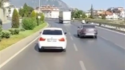 Antalya'da itfaiyeye yol vermeyen sürücüye ceza uygulandı: Otomobili trafikten menedildi