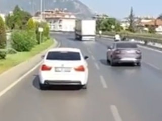 Antalya'da itfaiyeye yol vermeyen sürücüye ceza uygulandı: Otomobili trafikten menedildi