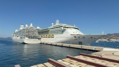 İki dev kruvaziyer 3 bin 319 turistle Bodrum'a demirledi