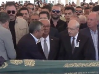 Özgür Özel ile Kemal Kılıçdaroğlu, Olcay Baykal’ın cenaze töreninde tokalaştı